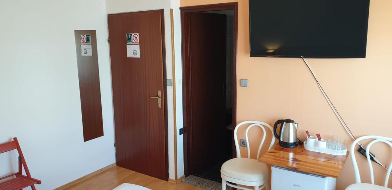 Apartments And Rooms Ivana Đảo Krk Ngoại thất bức ảnh