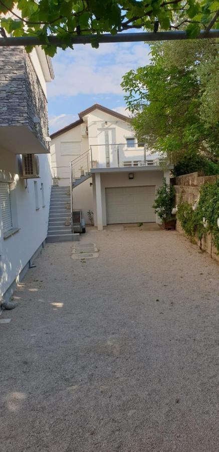 Apartments And Rooms Ivana Đảo Krk Ngoại thất bức ảnh
