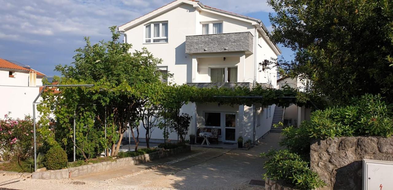 Apartments And Rooms Ivana Đảo Krk Ngoại thất bức ảnh